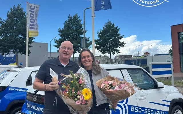 Henk Boxma van BSD Security ontvangt bloemen en het label Ondernemen met Impact voor het nieuwe pand aan de Jade in Dordrecht
