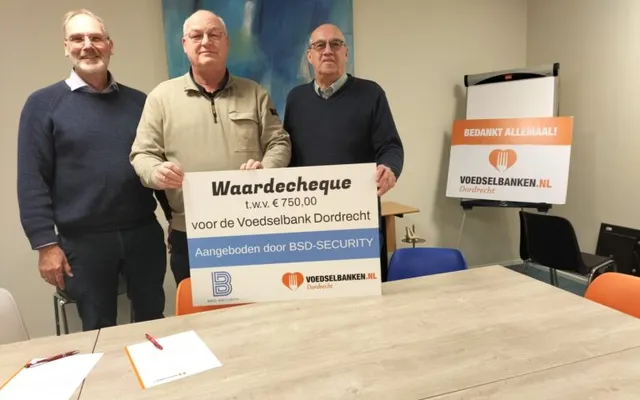 BSD Security overhandigt een waardecheque aan de Voedselbank Dordrecht